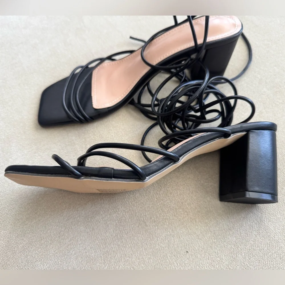 Elegant Black Strappy Women's Heels - Picture 2 of 3